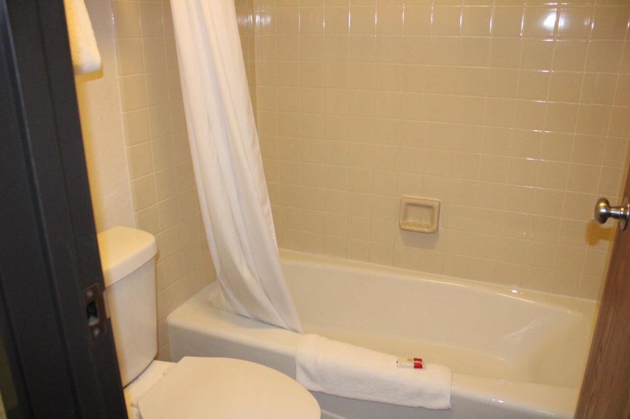 The Oasis Hotel & Bar Sheboygan Falls Экстерьер фото