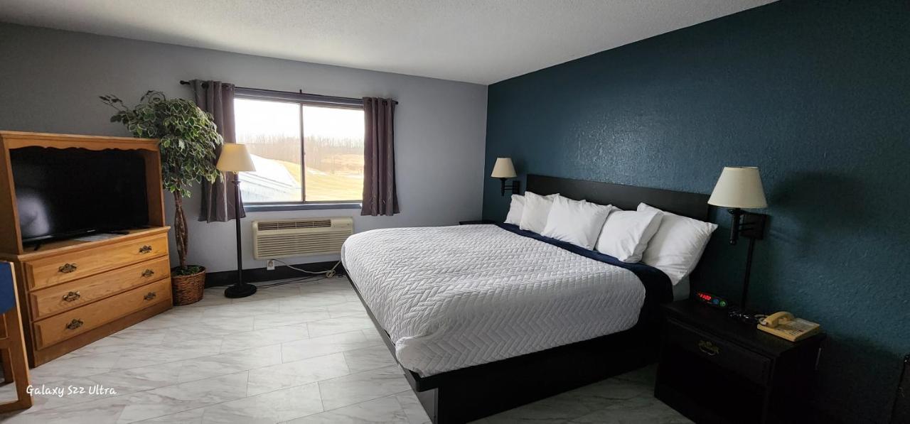 The Oasis Hotel & Bar Sheboygan Falls Экстерьер фото