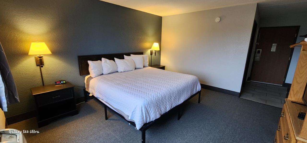 The Oasis Hotel & Bar Sheboygan Falls Экстерьер фото