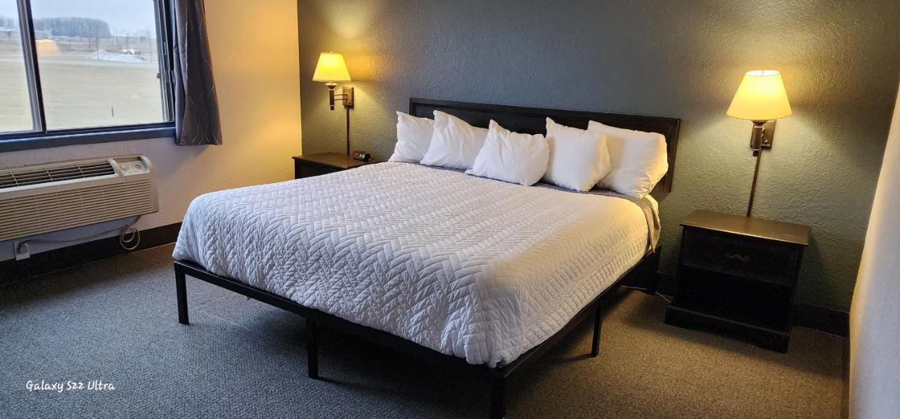The Oasis Hotel & Bar Sheboygan Falls Экстерьер фото